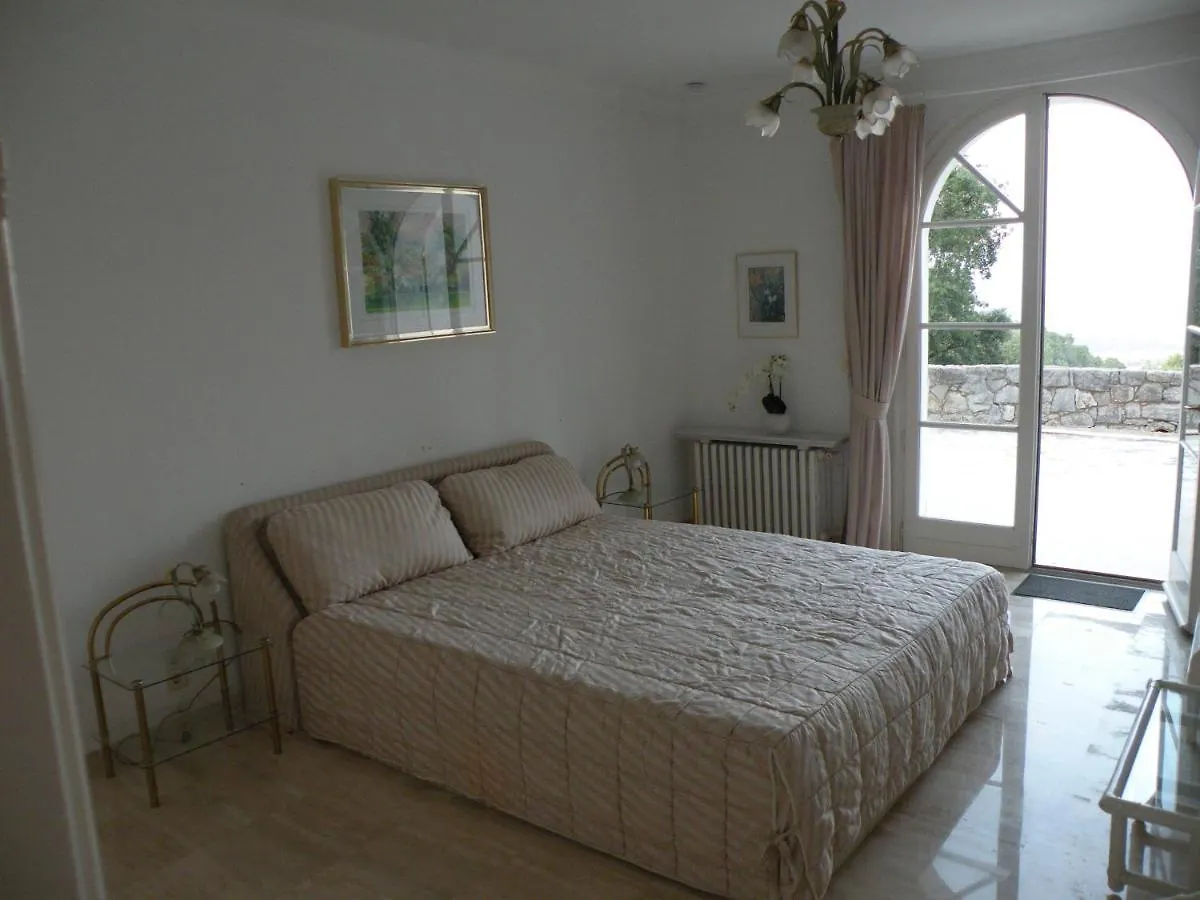 Chambre Luxueuse Avec Immense Piscine Vue Sur La Baie De Cannes Et L Esterel Avec Possibilite De Cabine 3 Personnes Hotel Frejus Guest house