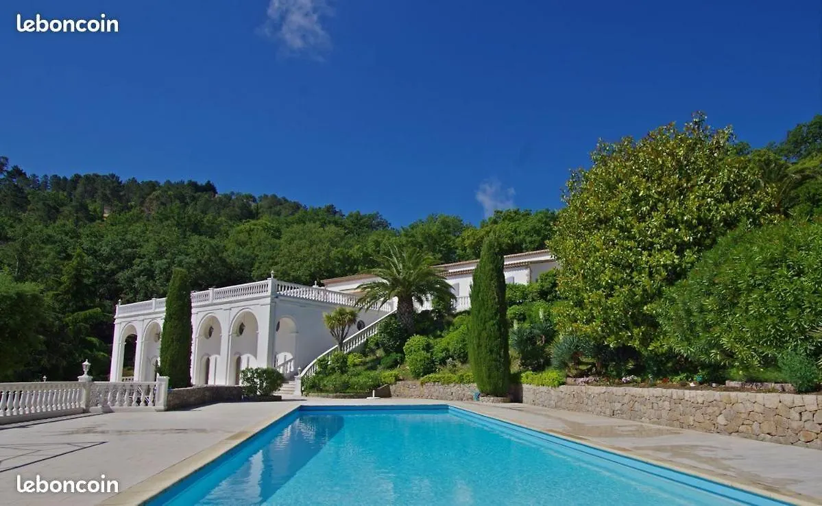 Chambre Luxueuse Avec Immense Piscine Vue Sur La Baie De Cannes Et L Esterel Avec Possibilite De Cabine 3 Personnes Hotel Frejus