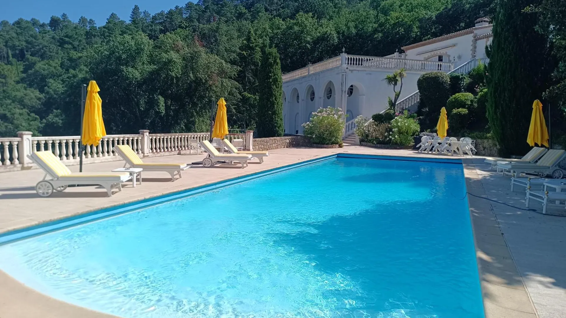 Guest house Chambre Luxueuse Avec Immense Piscine Vue Sur La Baie De Cannes Et L Esterel Avec Possibilite De Cabine 3 Personnes Hotel Frejus